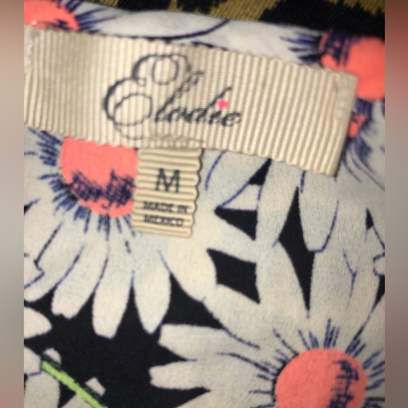 ✨️3 for $12✨️Daisy patterned Sleeveless tank Size M. Bundle & Save!! - Picture 5 of 5